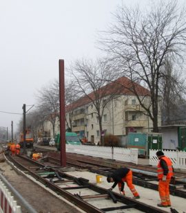 Aufnahme vom 30. November 2016l - Die neuen Oberleitungsmaste für den Fahrdraht der Straßenbahn stehen in Mittellage zwischen den Gleisen im Südring.
