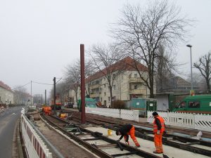 Aufnahme vom 30. November 2016 - Die neuen Oberleitungsmaste für den Fahrdraht der Straßenbahn stehen in Mittellage zwischen den Gleisen im Südring.