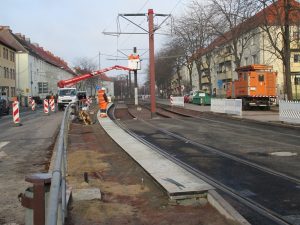  Aufnahme vom 20.12.2016 - Für die Straßenbahnhaltestelle wurden die Bahnsteigplatten eingebaut.