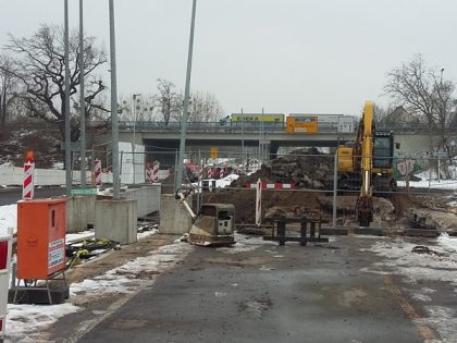 Vorbereitung des Abbruchs der alten Brücke über das Flüsschen Klinke (Aufnahme vom 25.1.2017)
