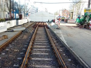 In der Halberstädter Straße (östlich der Kreuzung) liegen die neuen Gleise bereits. (Aufnahme vom 28.2.2017)