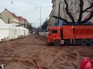 Der Tiefbau für die Bögen Halberstädter Straße in die Wiener Straße hat begonnen. (Aufnahme vom 8.3.2017)