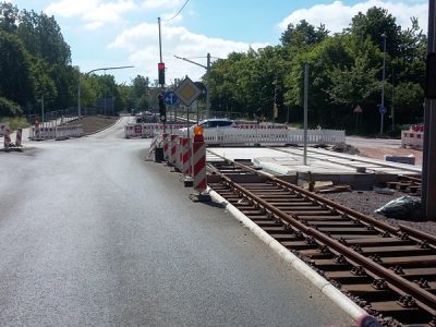 An der Kreuzung zum Fuchsberg werden die Gleise verlegt. (Aufnahme vom 14. Juni 2017)