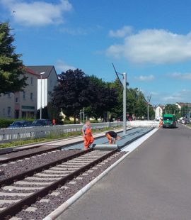 In der Wiener Straße wird das Gleisbett mit Fließ ausgelegt, damit hier später grüner Rasen wachsen kann. (Aufnahme vom 14. Juni 2017)
