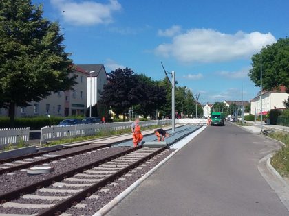 In der Wiener Straße wird das Gleisbett mit Fließ ausgelegt, damit hier später grüner Rasen wachsen kann. (Aufnahme vom 14. Juni 2017)