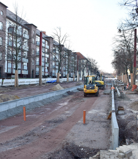 Bauarbeiten für die neue Straßenbahntrasse in der Warschauer Straße.