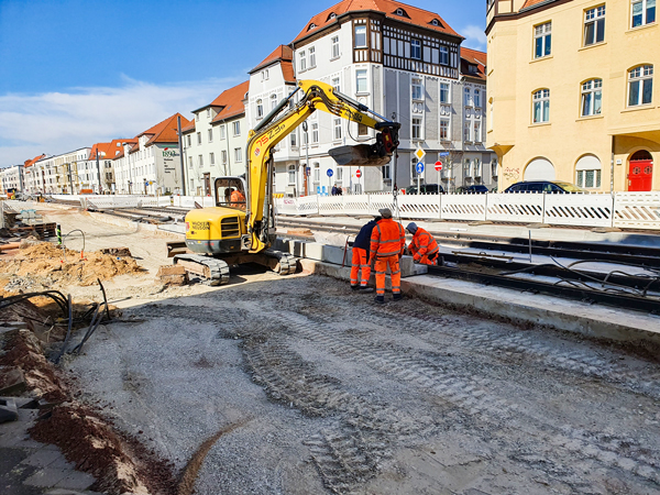 Bauarbeiten für die neue Straßenbahntrasse in der Raiffeisenstr. und Warschauer Straße (Aufnahme: März 2020).