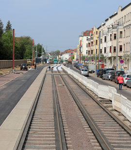 Blick in die Raiffeisenstraße: Die neue Fahrbahn ist fertig. (Foto: Peter Gercke, Mai 2020)