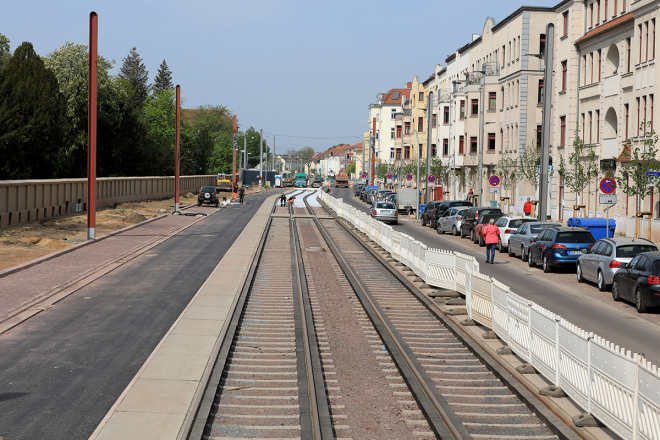 Blick in die Raiffeisenstraße: Die neue Fahrbahn ist fertig. (Foto: Peter Gercke, Mai 2020)