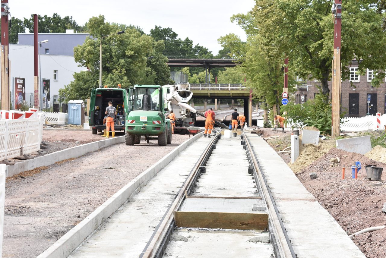 Gleisbauarbeiten vor dem Buckauer Bahnhof. (Foto Juli 2020)