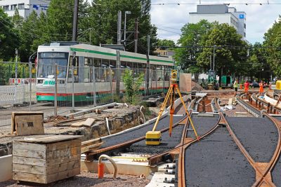 Straßenbahn fährt an Bauarbeiten vorbei