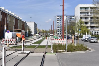 Parallelstraße mit neuen Parkplätze sowie Haltestelle Pablo-Picasso-Straße.