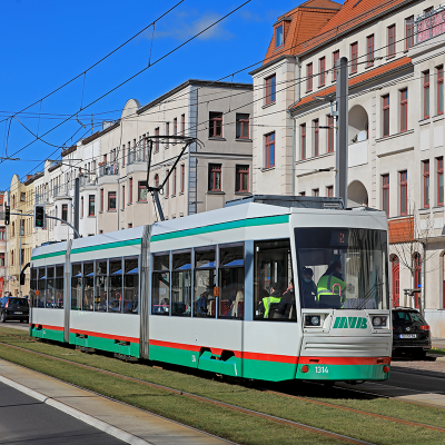 Straßenbahnbahn auf dem Rasengleis in der Raiffeisenstraße