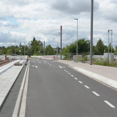 Kritzmannstraße, Blickrichtung Mittagstraße: Links ist die neue Straßenbahnhaltestelle zu erkennen, rechts eine neue Bushaltestelle.