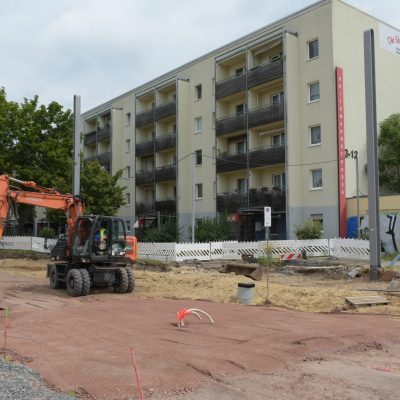 Hermann-Bruse-Platz, Richtung Olvenstedter Graseweg: Nach Abschluss des Leitungsbaus kann jetzt der Straßenbau beginnen.