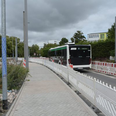 Hermann-Bruse-Platz, Blickrichtung Olvenstedter Graseweg: Der neue Fußweg und die Fahrbahn sind fertiggestellt.