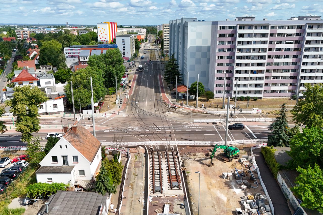 Luftbildaufnahme der Kreuzung Ebendorfer Chaussee / Johannes-R.-Becher-Straße / Milchweg mit Blick auf die freigegebenen Autospuren. Im Milchweg liegen bereits Gleise.