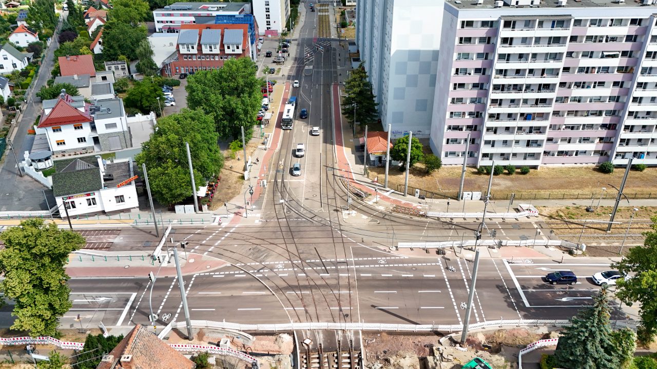 Luftbildaufnahme der Kreuzung Ebendorfer Chaussee / Johannes-R.-Becher-Straße / Milchweg mit Blick auf die freigegebenen Autospuren.