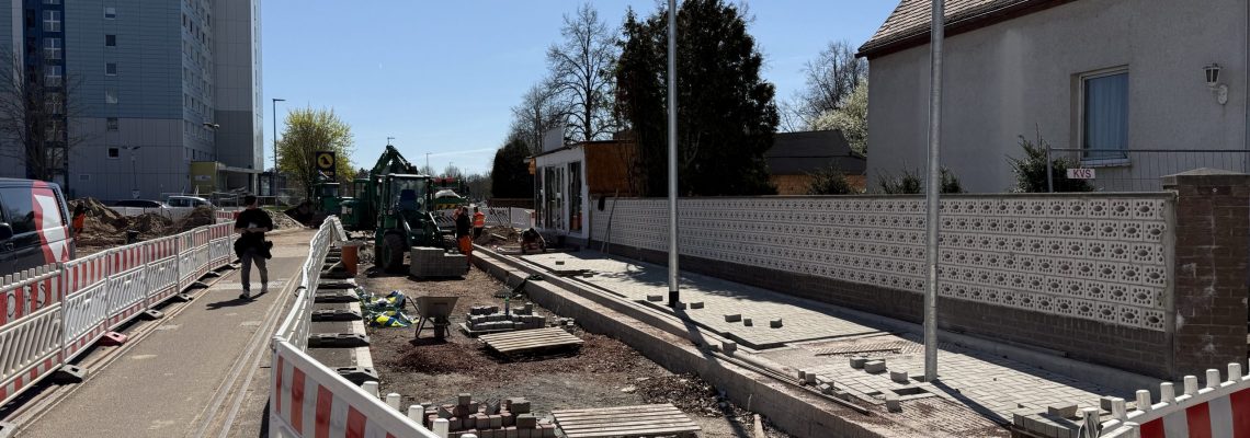 Die Weiche von der Ebendorfer Chaussee in den Milchweg wurde verbaut. Die Straße ist aufgerissen und Baufahrzeuge bestimmen hier noch das Erscheinungsbild.