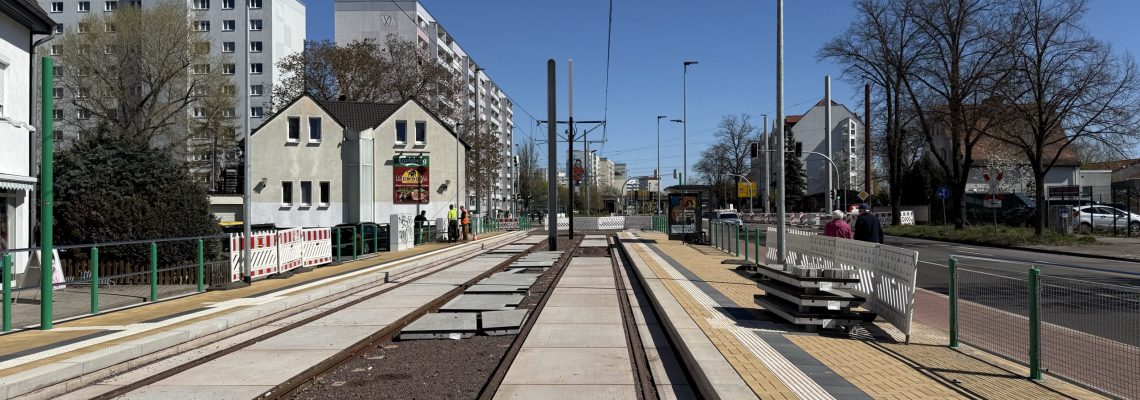 Am Milchweg ist eine neue barrierefreie Haltestelle entstanden. Bahnsteig und Unterstände sind schon fertig.