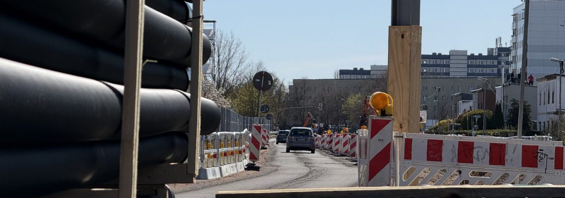Der Burgstaller Weg ist nur in eine Richtung befahrbar. Aktuell fahren die Autos auf der östlichen Spur südwärts. Dort rollt in Zukunft die Straßenbahn.