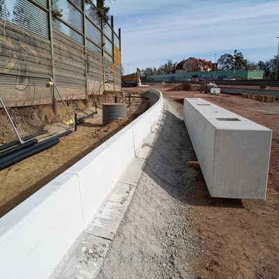 An einer Stelle quert ein Kanal unter der neuen Lärmschutzwand. Dieser wird mit einem mehrere Meter langen Betonfertigteil "überbrückt".