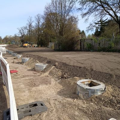 Hinter der zukünftigen Sichtschutzwand wurde Mutterboden verteilt, um die Fläche im Anschluss ordentlich begrünen zu können.