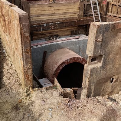 Bereits seit dem 19. Jahrhundert besteht dieser gemauerte Mischwasserkanal unter der Straße. Doch der Last einer Straßenbahn wird er nicht standhalten können, weshalb er durch einen tragfähigen Kanal ersetzt wird. 