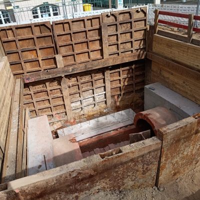 Bereits seit dem 19. Jahrhundert besteht dieser gemauerte Mischwasserkanal unter der Straße. Doch der Last einer Straßenbahn wird er nicht standhalten können, weshalb er durch einen tragfähigen Kanal ersetzt wird. 